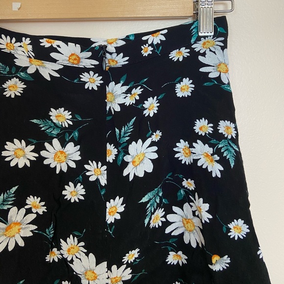 F21 Daisy print black skater skirt - Picture 4 of 8